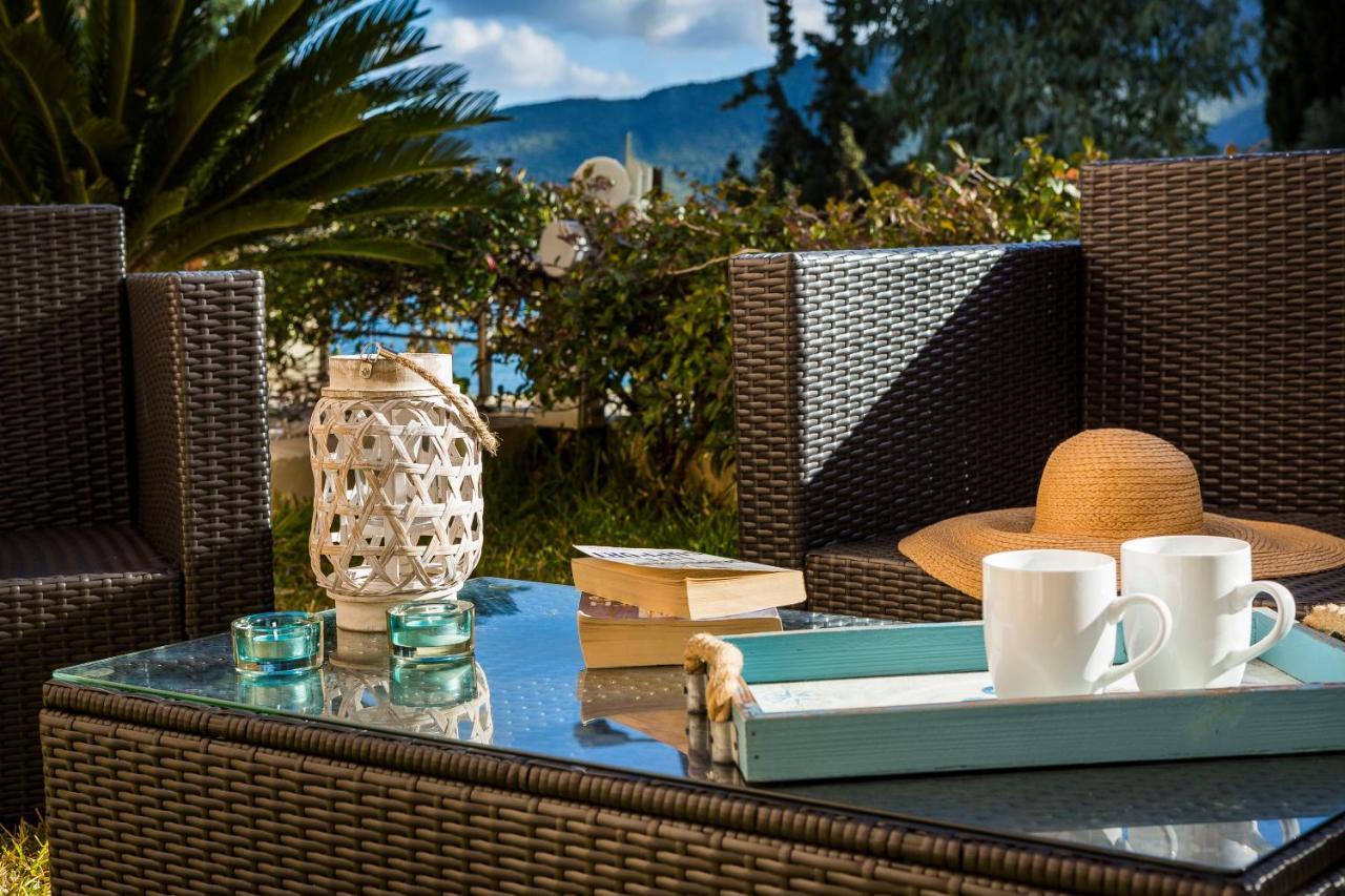 Apartment Lilly, Apartment With Communal Pool, 10 Meters From Sea Сами Екстериор снимка