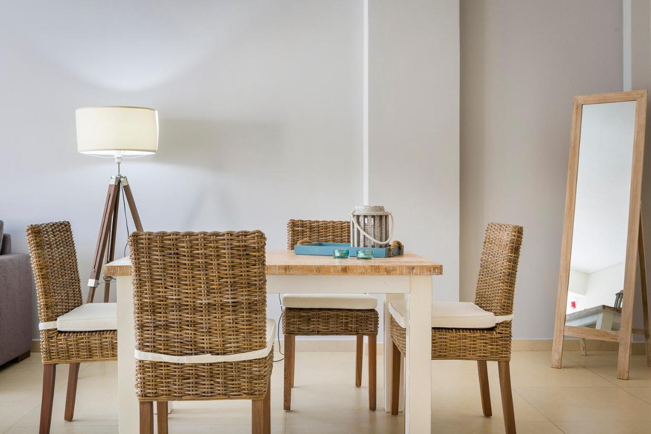 Apartment Lilly, Apartment With Communal Pool, 10 Meters From Sea Сами Екстериор снимка