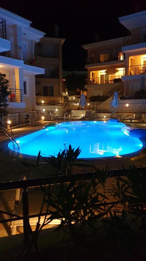 Apartment Lilly, Apartment With Communal Pool, 10 Meters From Sea Сами Екстериор снимка