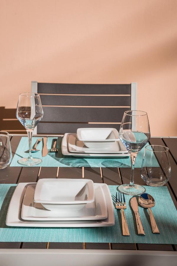 Apartment Lilly, Apartment With Communal Pool, 10 Meters From Sea Сами Екстериор снимка