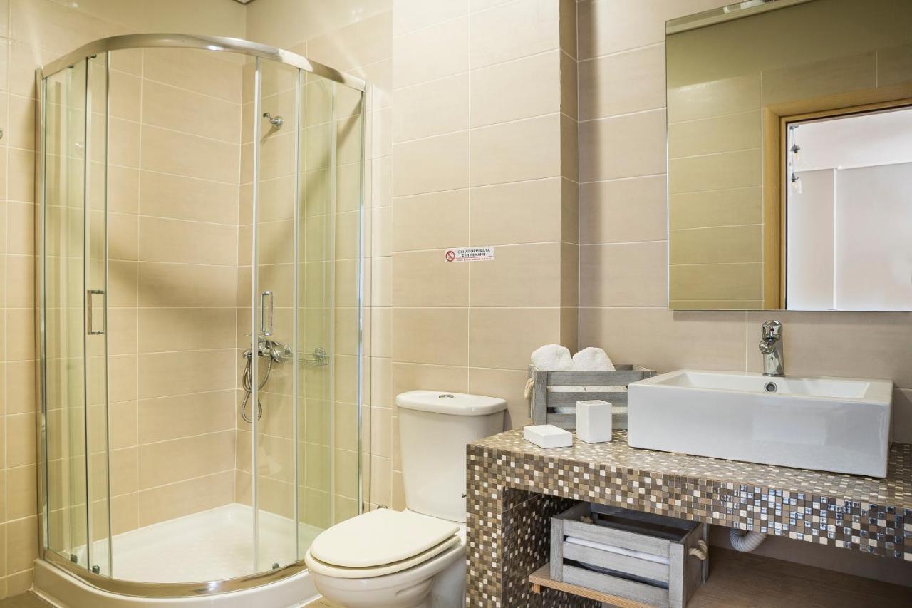 Apartment Lilly, Apartment With Communal Pool, 10 Meters From Sea Сами Екстериор снимка