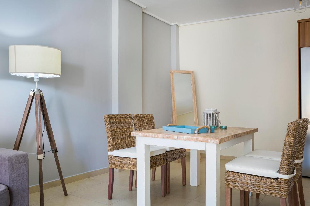 Apartment Lilly, Apartment With Communal Pool, 10 Meters From Sea Сами Екстериор снимка